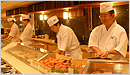 ３０席並ぶカウンター、職人の粋、寿司の活をご堪能ください。