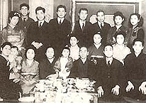 0歳当時の父正之助（後列左から4人目）と家族、友人、従業員達